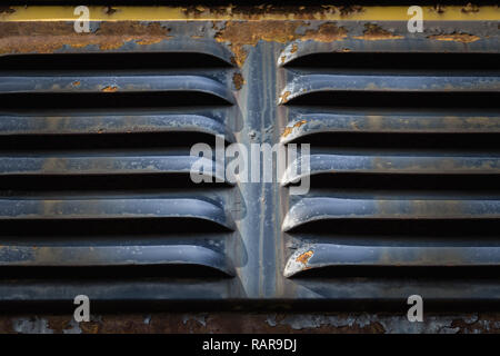 Luftdüsen an der Seite eines alten, rostigen Lokomotive. Stockfoto