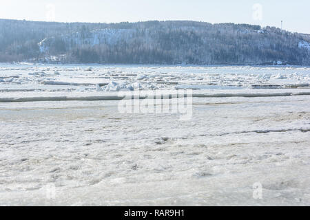 Riesige Eisbrocken auf dem Fluss während der eisgang Stockfoto