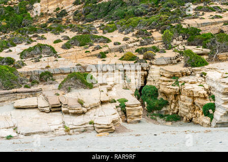 Flache 2-in-1-Rock Formation Strukturen in das Libysche Meer auf der südlichen Küste der Insel Kreta, Griechenland sinken. Stockfoto