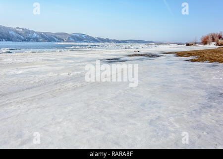 Riesige Eisbrocken auf dem Fluss während der eisgang Stockfoto