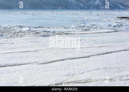 Riesige Eisbrocken auf dem Fluss während der eisgang Stockfoto