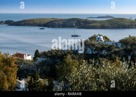 Port Lligat, kleinen mediterranen Dorf. Mit Blick auf die Bucht von Cap de Creus, und die Heimat der spanischen Surrealisten Salvador Dalí für Fast. Stockfoto