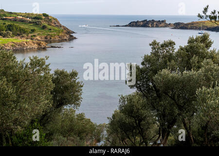 Port Lligat, kleinen mediterranen Dorf. Mit Blick auf die Bucht von Cap de Creus, und die Heimat der spanischen Surrealisten Salvador Dalí für Fast. Stockfoto