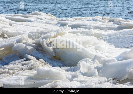 Riesige Eisbrocken auf dem Fluss während der eisgang Stockfoto