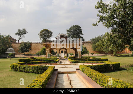 Garten mit Brunnen in Fort Amber in Jaipur, Rajasthan, Indien Stockfoto