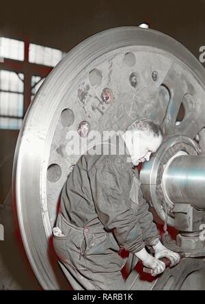 Eddystone, Pennsylvania Railroad Teile. Baldwin Locomotive Works. Maschinist finishing Achse auf große Antriebsräder neuerfundene Stockfoto