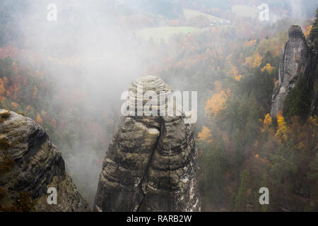 Elbsandstein Gebirge/Deutschland - November 2016: Blick über den Wald von der Bastei eine Felsformation Elbsandsteingebirge in Deutschland. Stockfoto