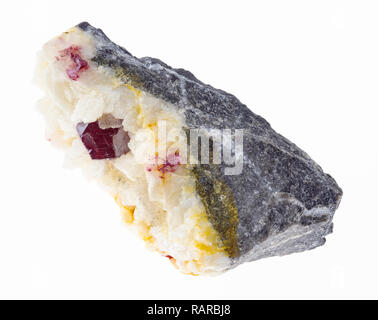 Makrofotografie von natürlichen Mineral aus geologische Sammlung - Rot Kristall von Zinnober im raw Karbonatit Rock auf weißem Hintergrund Stockfoto