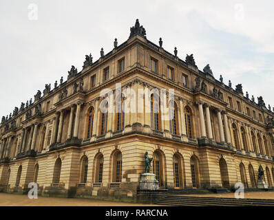 Draußen Schloss Versailles Fassade Blick von der Ecke. Royal chateau, World Heritage Site. Stockfoto