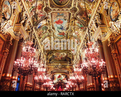 Innere der Oper Palais Garnier und ein golden bemalte Decke mit einer Menge Kronleuchter hangining in Paris, Frankreich. Stockfoto