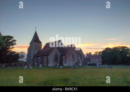 Die Sonne geht hinter St. Clemens Kirche, alte Romney, Kent Stockfoto