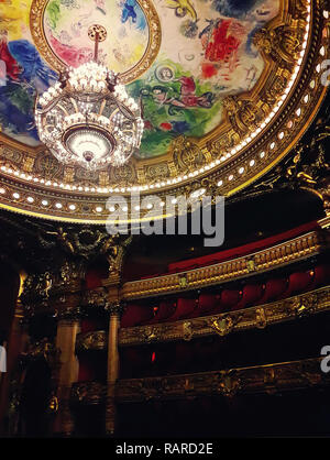 Auditorium im Inneren des Palastes Opera Garnier in Paris, Frankreich. Stockfoto