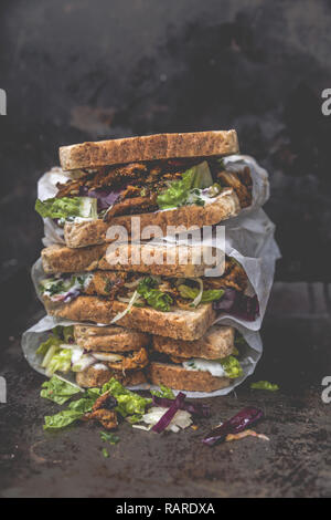 Lecker gyros Sandwich in Papiertüte mit Salat und Tzatziki Stockfoto