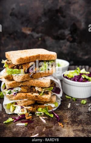 Lecker gyros Sandwich in Papiertüte mit Salat und Tzatziki Stockfoto