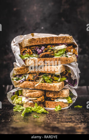 Lecker gyros Sandwich in Papiertüte mit Salat und Tzatziki Stockfoto