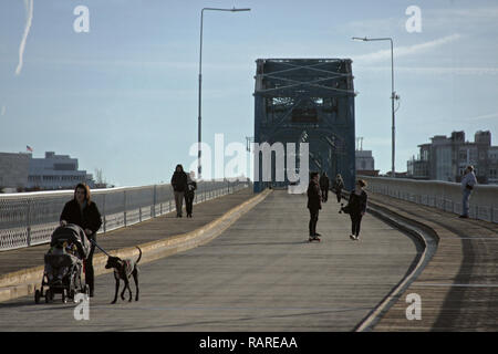 Chattanooga, TN, USA. Menschen, die im Winter über die Walnut Street Bridge spazieren. Stockfoto