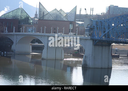 Brücke über den Tennessee River in Chattanooga, TN, USA. Market St, mit Blick auf das Tennessee Aquarium. Stockfoto