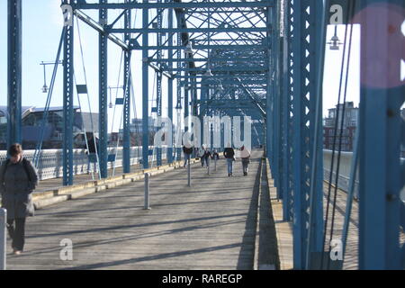 Chattanooga, TN, USA. Menschen, die im Winter über die Walnut Street Bridge spazieren. Stockfoto
