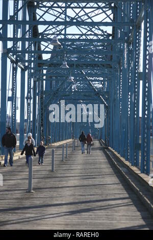 Die Leute, die bei einem Spaziergang über Walnut Street Bridge in Chattanooga, TN, im Winter Stockfoto