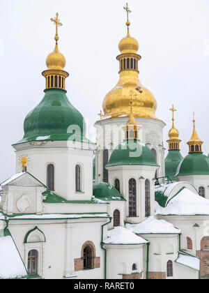 Kuppeln von Saint Sophia's Cathedral, Kiew, Ukraine im Winter Stockfoto