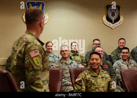 Us-Armee Generalleutnant Paul Funk, III Armored Corps und Fort Hood, Texas, Kommandierender General, besuchte Creech Air Force Base in Nevada, 10.12.2018. Wie der frühere Kommandeur der Combined Joint Task Force - inhärenten Lösen, Funk wollte die Flieger, die Fliegen danken, pflegen und unterstützen die MQ-9 Reaper Airpower, die sich auf die Rettung von Bodentruppen seit Beginn der OIR im Juni 2014 beigetragen. Stockfoto