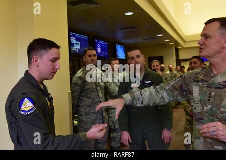 Us-Armee Generalleutnant Paul Funk, III Armored Corps und Fort Hood, Texas, Kommandierender General, besuchte Creech Air Force Base in Nevada, 10.12.2018. Wie der frühere Kommandeur der Combined Joint Task Force - inhärenten Lösen, Funk wollte die Flieger, die Fliegen danken, pflegen und unterstützen die MQ-9 Reaper Airpower, die sich auf die Rettung von Bodentruppen seit Beginn der OIR im Juni 2014 beigetragen. Stockfoto