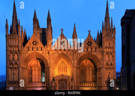 Nacht Blick über den Westen Frontansicht von Peterborough Kathedrale, Cambridgeshire, England; Großbritannien; UK Stockfoto