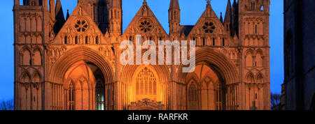 Nacht Blick über den Westen Frontansicht von Peterborough Kathedrale, Cambridgeshire, England; Großbritannien; UK Stockfoto