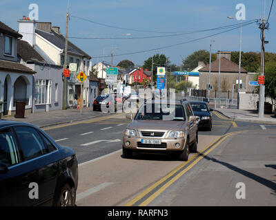 Der nachfolgende Verkehr der Stadt Galway an der unteren Newcastle Road mit Distillery Road veering rechts ab an der Ausfahrt. Galway City, West Irland. Stockfoto