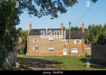 Eine erweiterte Bauernhaus und Blick auf das Dorf von Milcombe, in der Nähe von Banbury, Oxfordshire, England, Vereinigtes Königreich, Europa Stockfoto