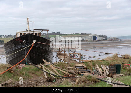 Fluss Torridge, Appledore, Devon, England, UK. Januar 2019. Altes Boot für Wohnraum mit einer Kulisse einer Werft in Appledore verwendet Stockfoto