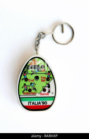Italia 90 souvenir Spiel keyring auf weißem Hintergrund Stockfoto