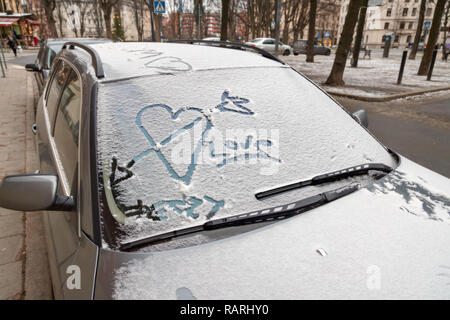 Valentines Tag Graffiti im Schnee auf der Windschutzscheibe des Autos Stockfoto