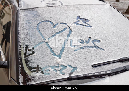 Valentines Tag Graffiti im Schnee auf der Windschutzscheibe des Autos Stockfoto