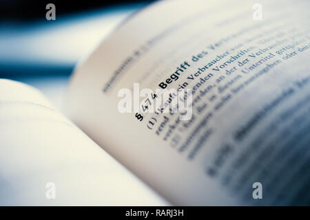 Buch mit deutschen juristischen Absätze öffnen. Stockfoto