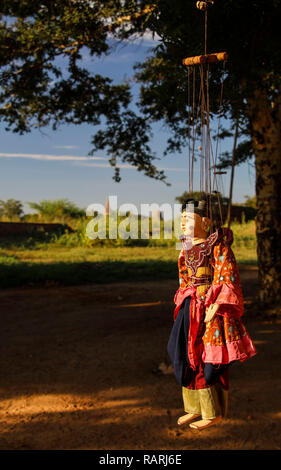 Traditionelles Handwerk Puppe ist in einem Markt, in Bagan, Myanmar (Birma) verkauft. Stockfoto