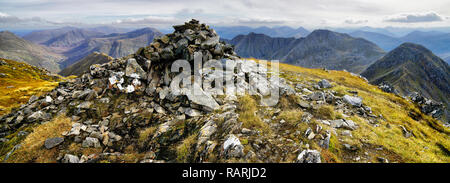 Der Gipfel Cairn der Sgurr Fhuaran. Die fünf Schwestern Ridge. Glen Sheil. Schottland Stockfoto