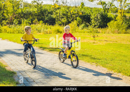 Zwei glücklichen jungen Radfahren im Park Stockfoto