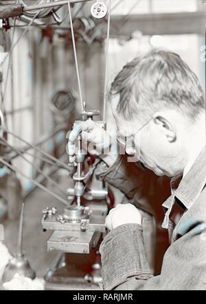 Lancaster, Pennsylvania - Hamilton Watch. Damaskeening qualifizierten Betrieb der Maschine für die schlichten Linien auf Neuerfundene Stockfoto