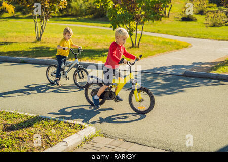 Zwei glücklichen jungen Radfahren im Park Stockfoto