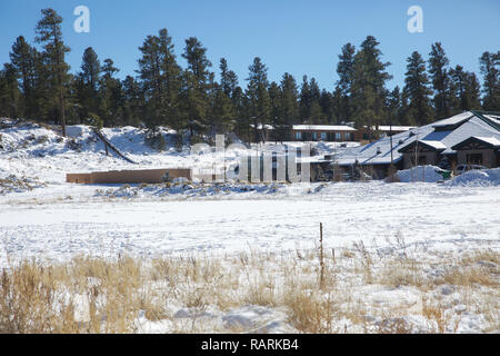 Verschneite Lodges und Parkplatz in der Nähe von Grand Canyon Village, Arizona, USA Stockfoto