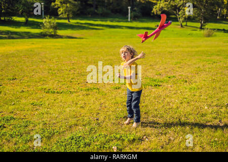 Happy Boy spielen mit Spielzeug Flugzeug im Park Stockfoto