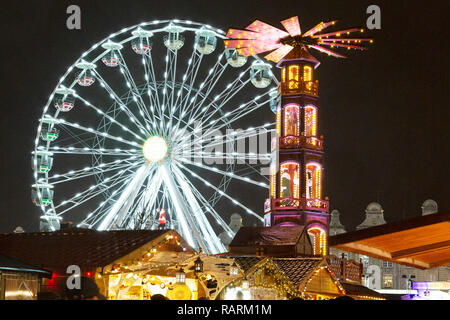 Das Riesenrad auf dem Weihnachtsmarkt (Marché de Noël) in Arras, Frankreich. Der Markt ist der größte in der Region und hielten auf der Grand Place. Stockfoto
