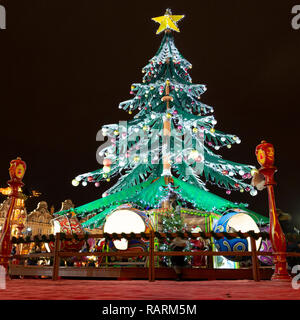 Weihnachtsbaum auf dem Weihnachtsmarkt (Marché de Noël) in Arras, Frankreich. Der Markt ist der größte in der Region und hielten auf der Grand Place. Stockfoto