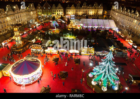 Der Weihnachtsmarkt (Marché de Noël) in Arras, Frankreich. Der Markt ist der größte in der Region und hielten auf der Grand Place. Stockfoto