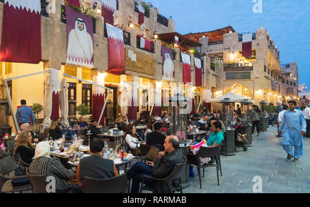 Am Abend Blick auf die Straße mit Menschen in Souq Waqif in Doha, Katar Stockfoto