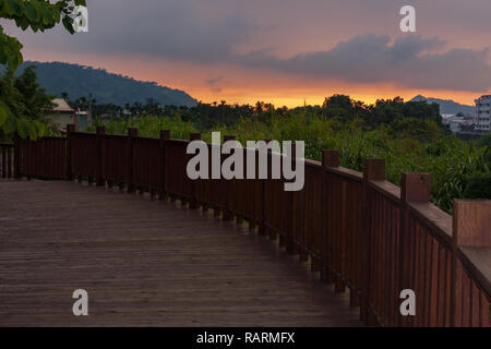 Kurve Holz- Wanderweg bei Sonnenuntergang, in der Nähe der 'Liebhaber hölzerne Brücke', Shigang Bezirk, Taichung, Taiwan Stockfoto