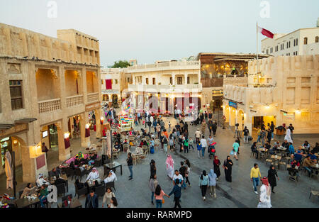 Am Abend Blick auf die Straße mit Menschen in Souq Waqif in Doha, Katar Stockfoto