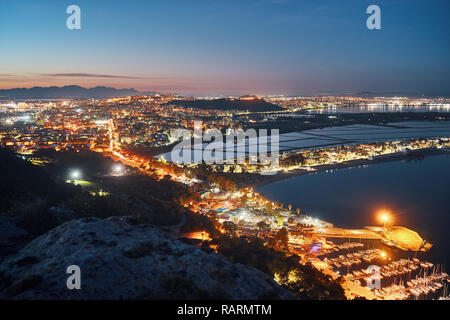 Panoramablick auf die Stadt Cagliari aus der 'Saddle des Teufels' Hill Stockfoto