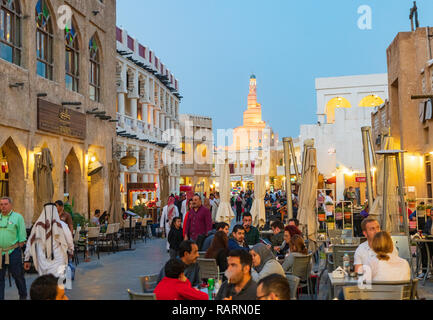 Am Abend Blick auf die Straße mit Menschen in Souq Waqif in Doha, Katar Stockfoto